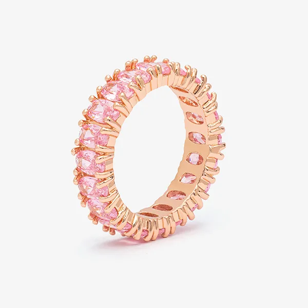 Bague éternité sertie de pierres roses sur fond blanc