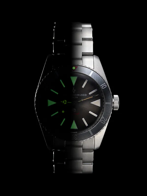 Montre éclairée en contre-jour sur fond noir
