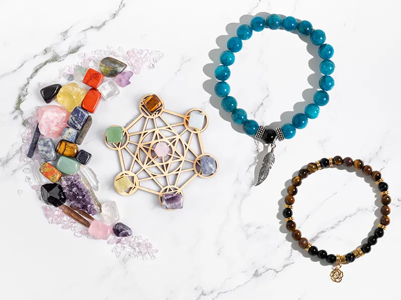 Bracelets en pierres naturelles mis en scène sur du marbre